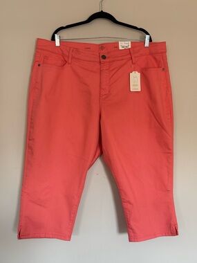 St. John's Bay Georgie Peach Coral Mid Rise Capris Fitted Through Hip & Thigh